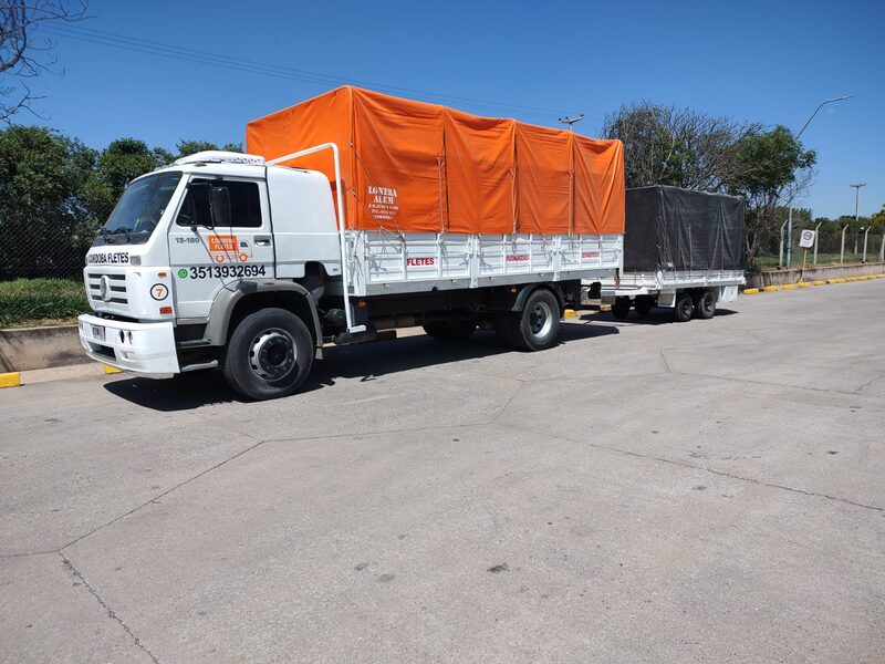 Camión con trailer de 50 m³ de Córdoba Fletes encarpado con lona naranja