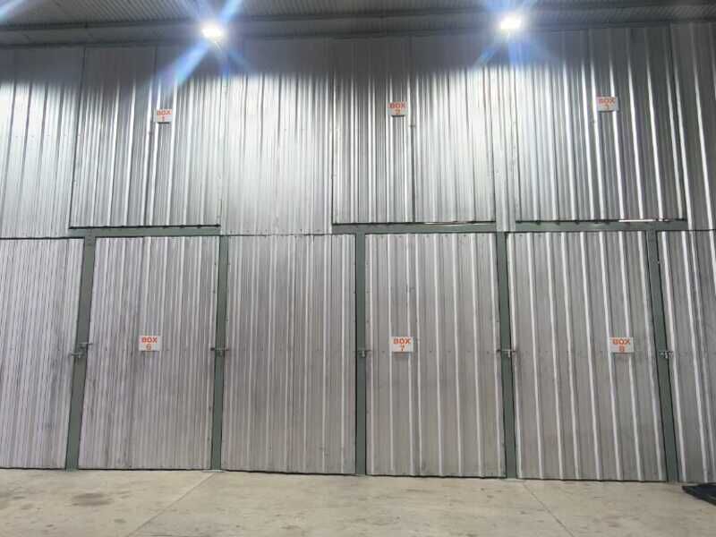 Boxes numerados del guardamuebles de Córdoba Fletes, con puertas de chapa